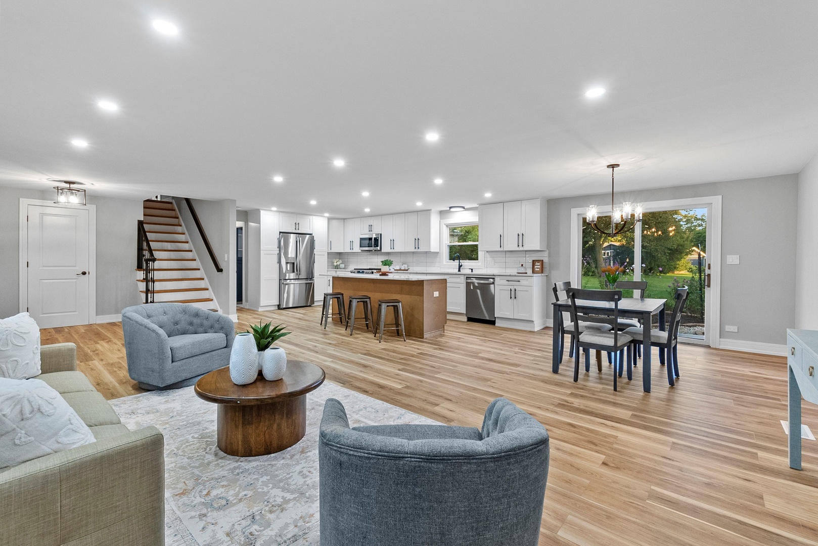 305 Williams Drive, Schaumburg, IL 60193