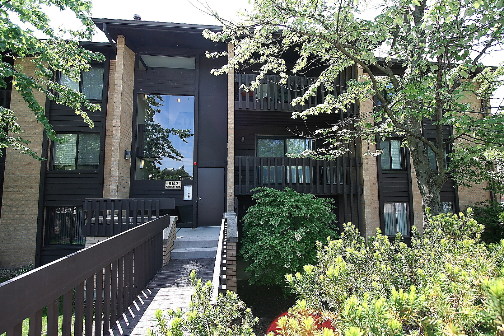 6143 Knollwood Road #106, Willowbrook, IL 60527