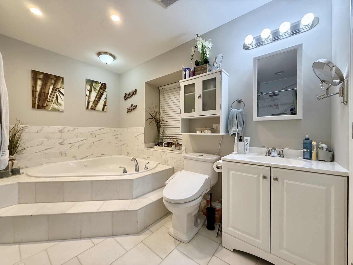 643 Burgundy Court #B, Elk Grove Village, IL 60007