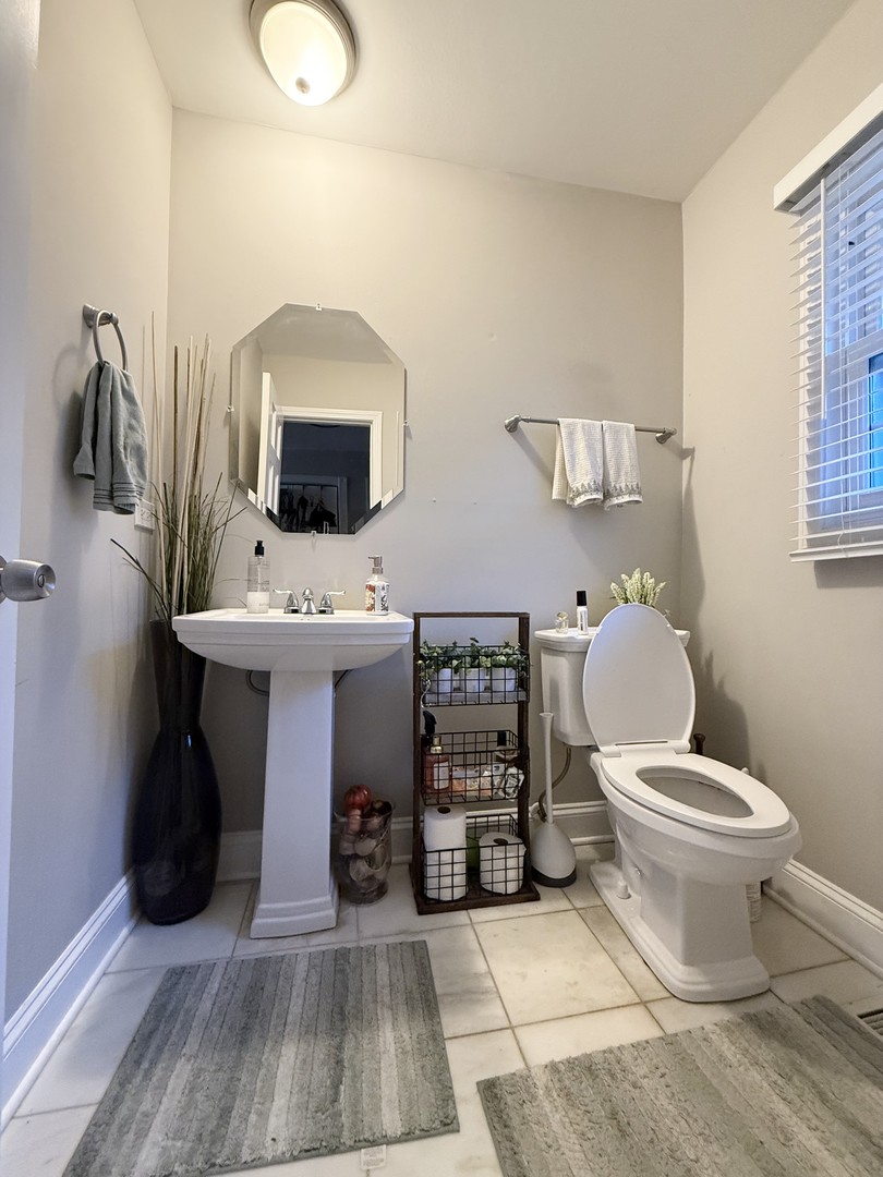 643 Burgundy Court #B, Elk Grove Village, IL 60007