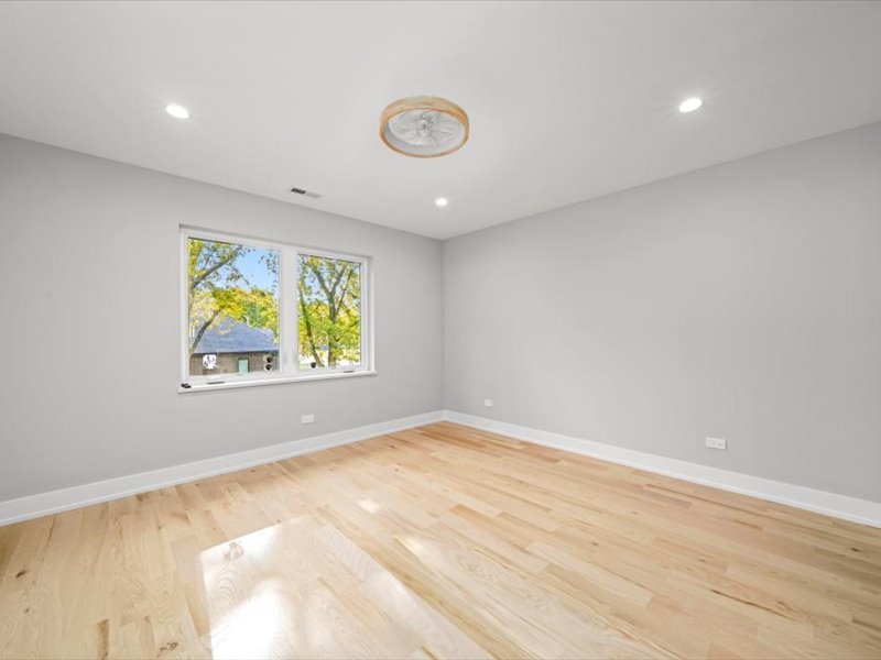 7137 S 87th Avenue, Justice, IL 60458