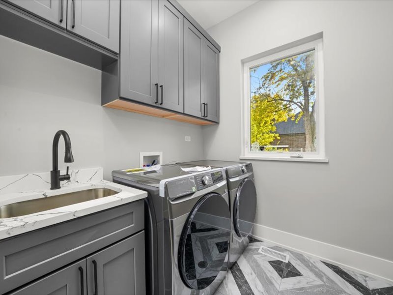 7137 S 87th Avenue, Justice, IL 60458