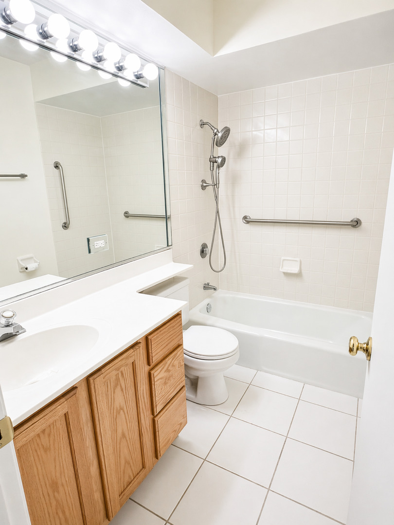 5721 W 103rd Street #204, Oak Lawn, IL 60453