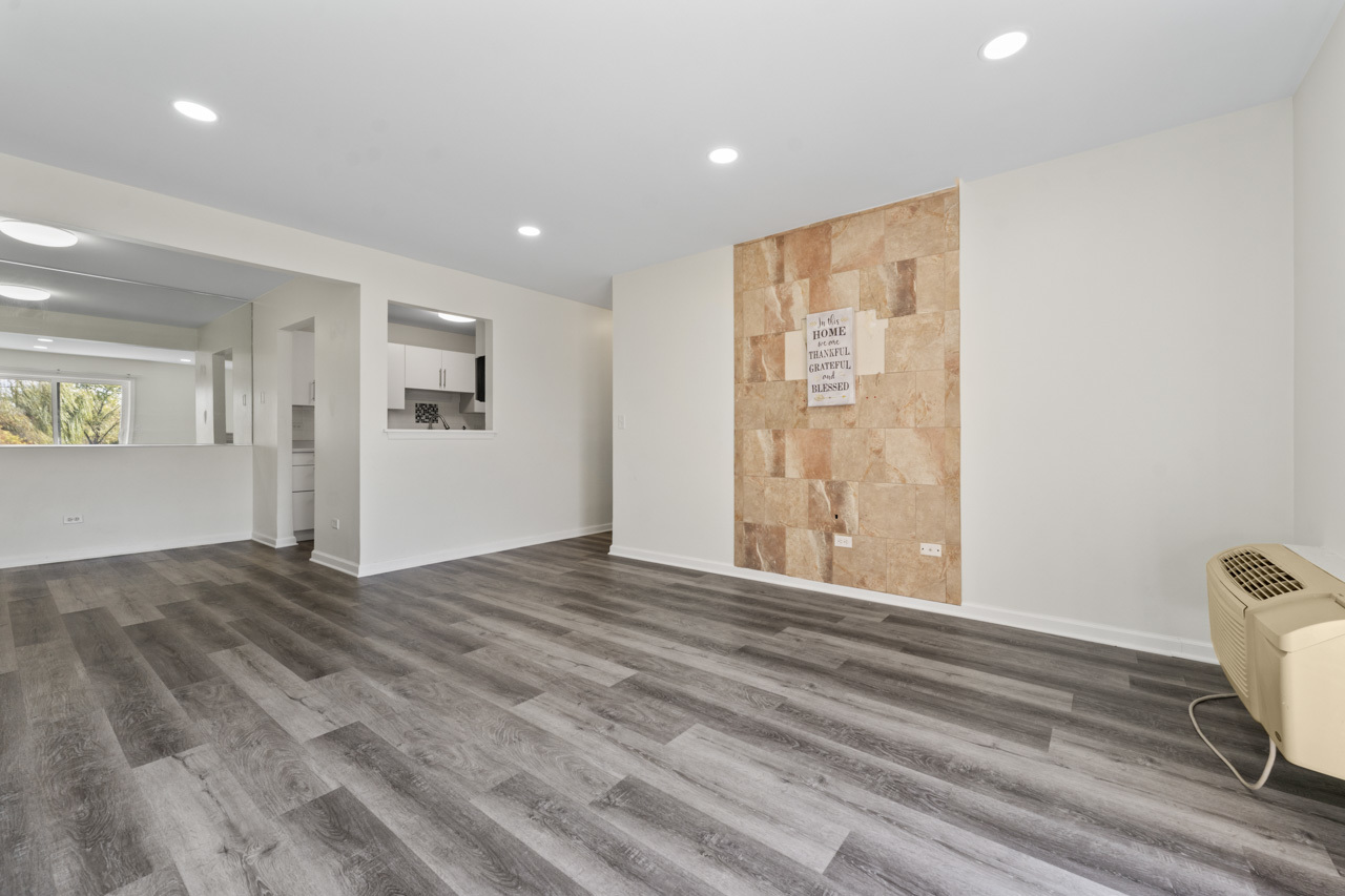 900 N Lakeside Drive #1A, Vernon Hills, IL 60061