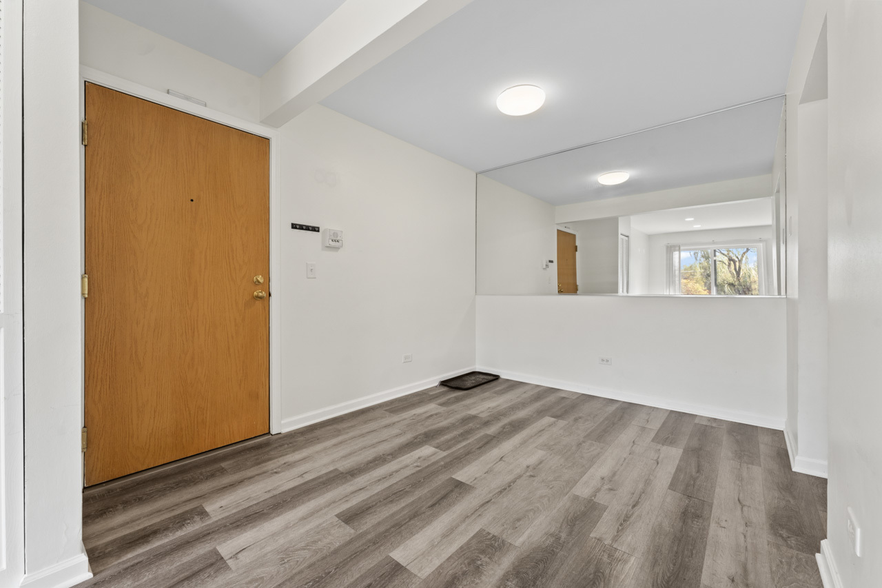 900 N Lakeside Drive #1A, Vernon Hills, IL 60061