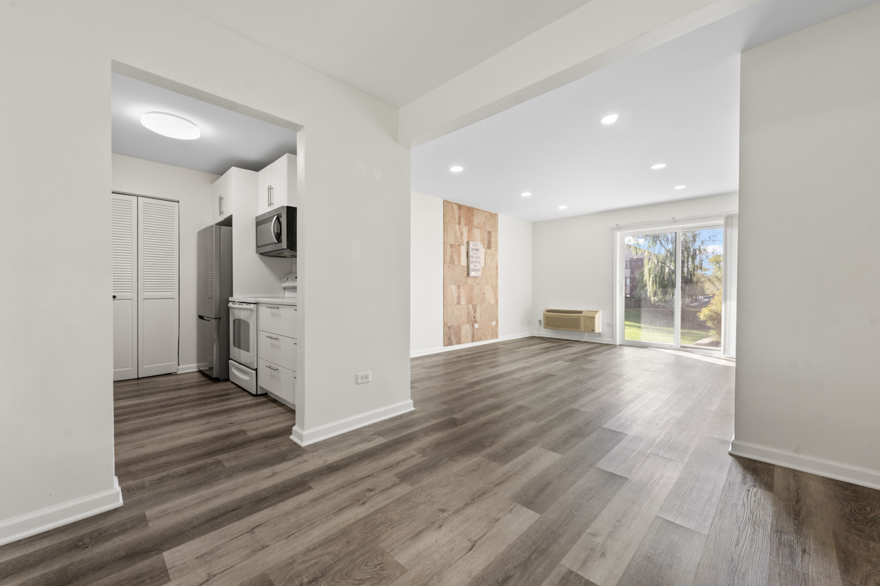 900 N Lakeside Drive #1A, Vernon Hills, IL 60061