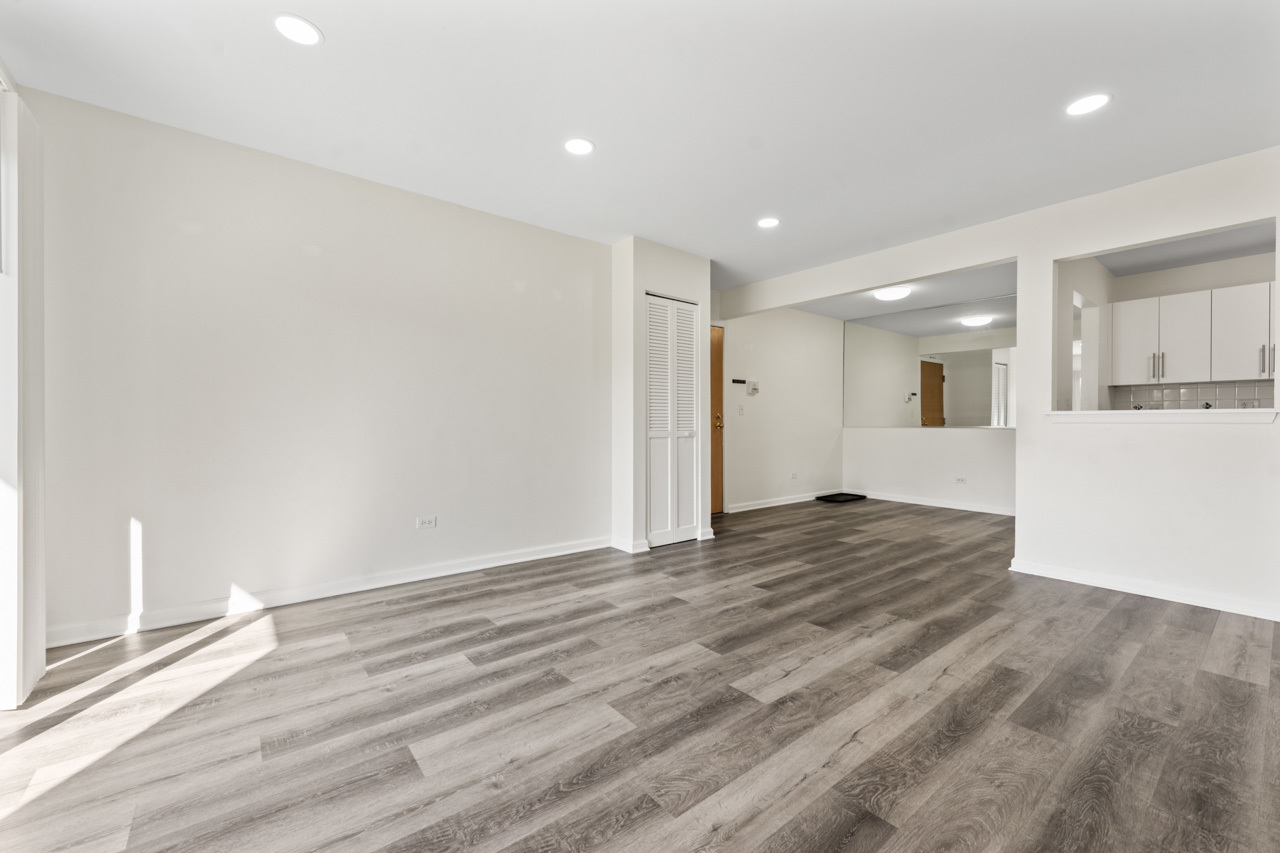 900 N Lakeside Drive #1A, Vernon Hills, IL 60061