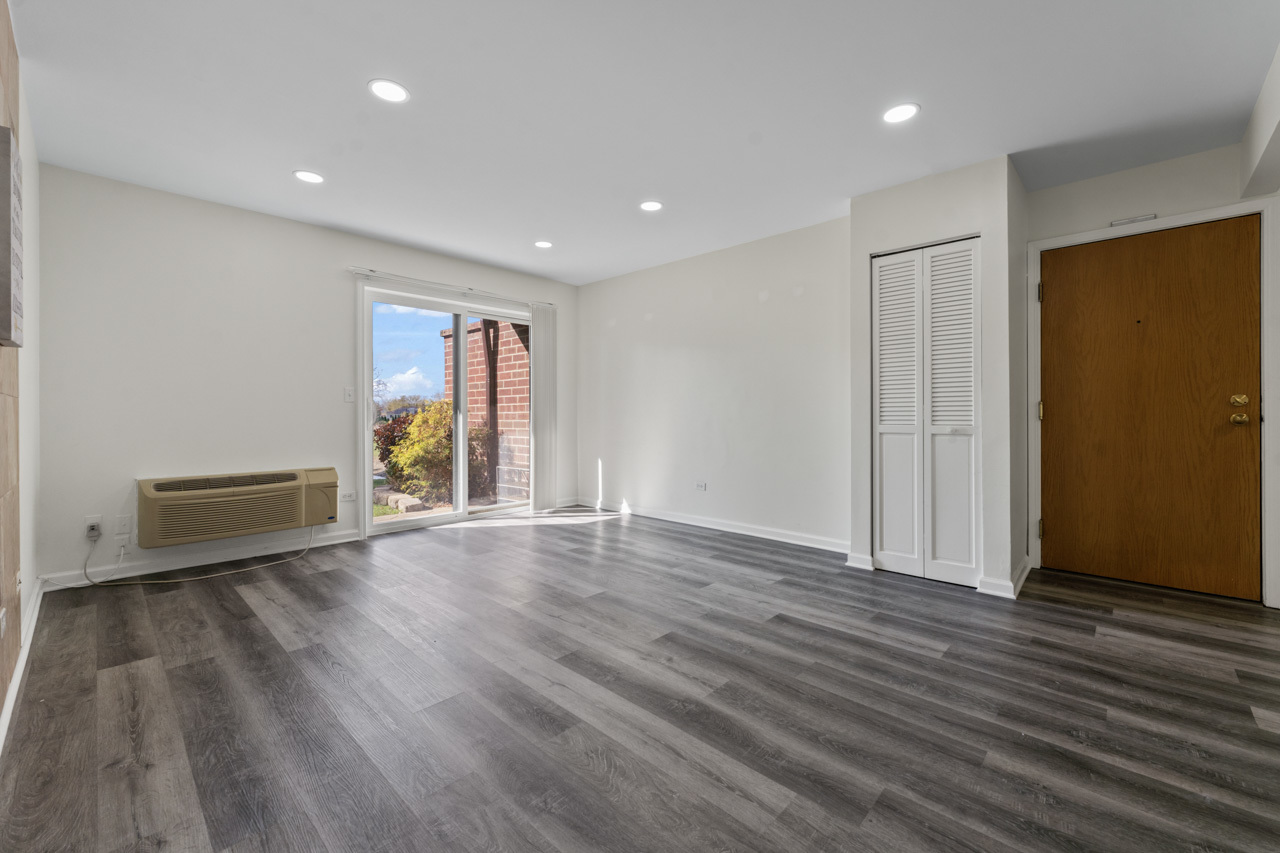 900 N Lakeside Drive #1A, Vernon Hills, IL 60061