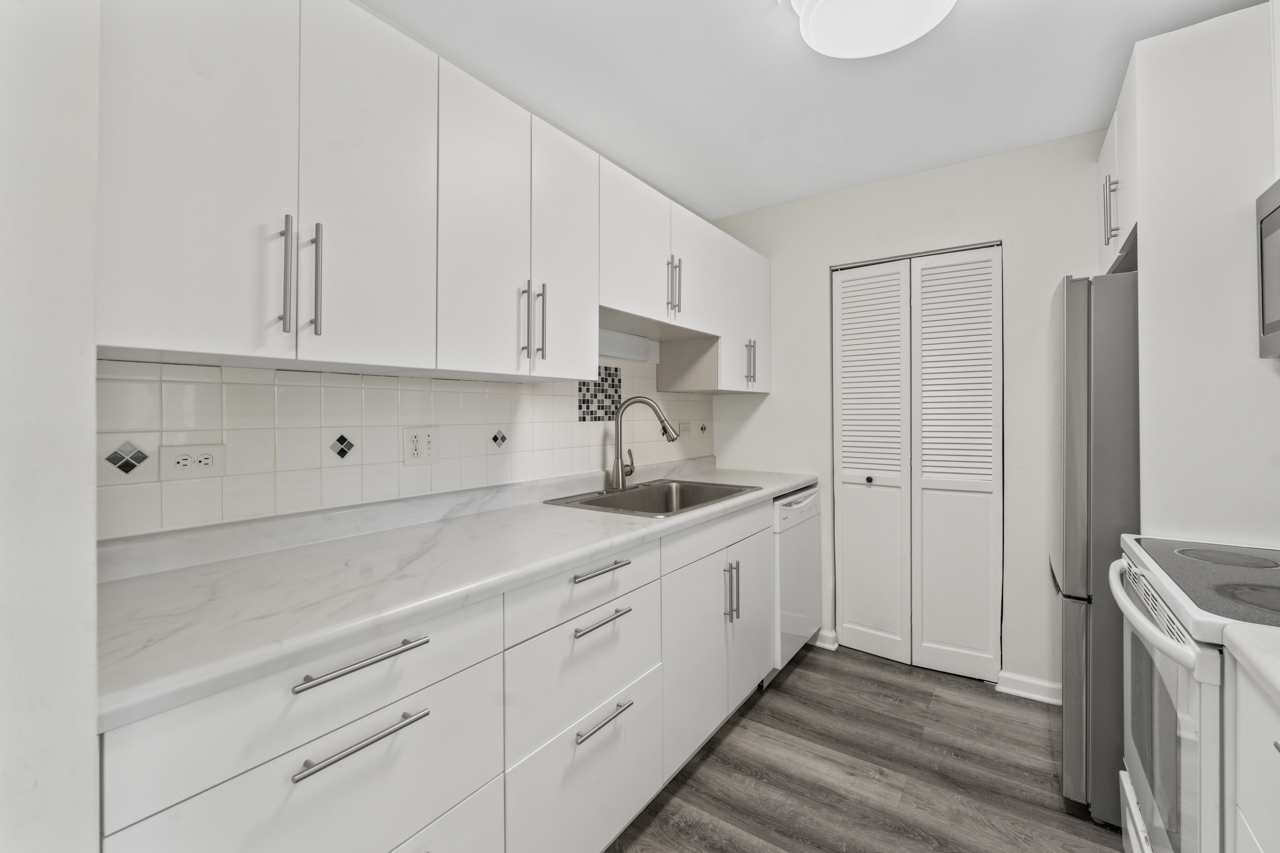 900 N Lakeside Drive #1A, Vernon Hills, IL 60061