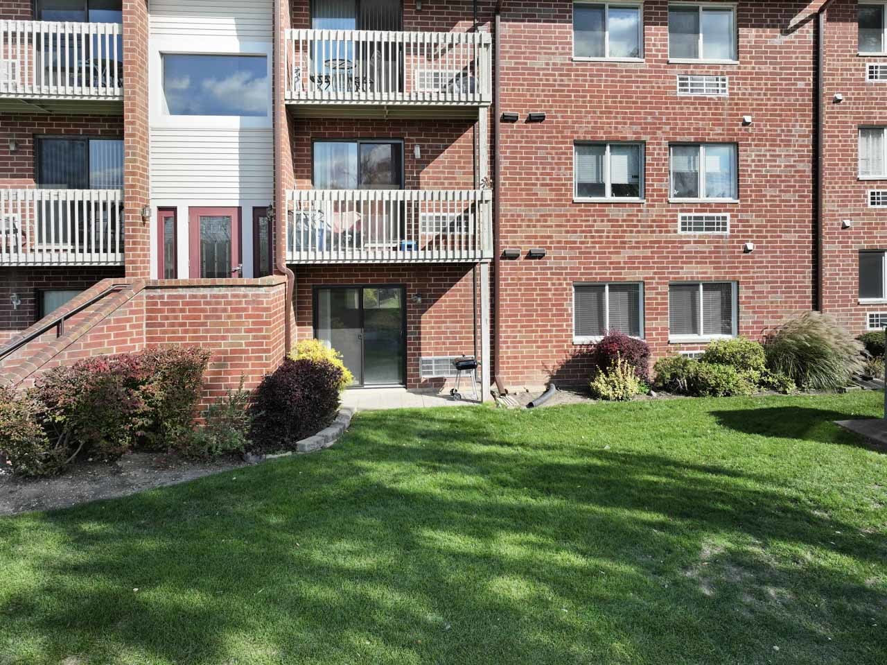 900 N Lakeside Drive #1A, Vernon Hills, IL 60061