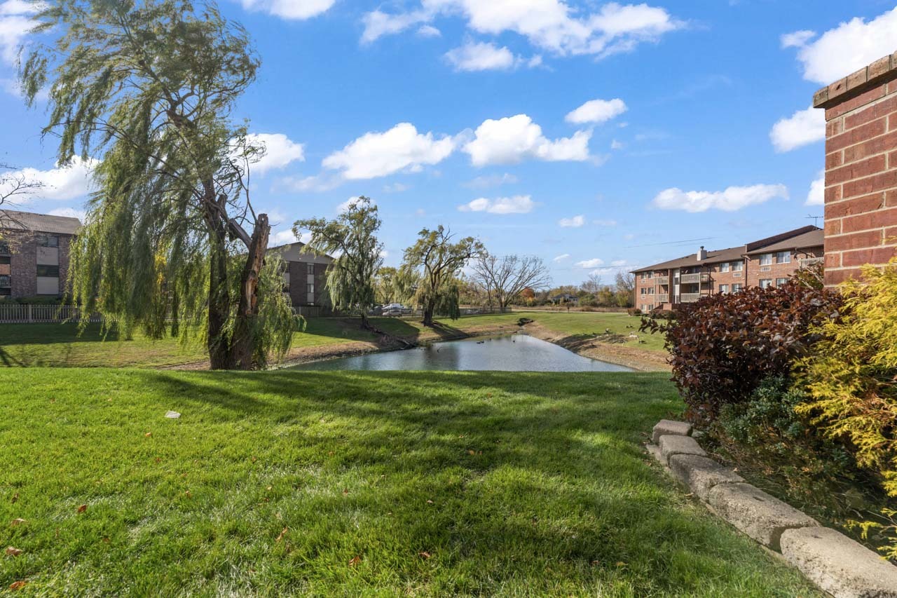 900 N Lakeside Drive #1A, Vernon Hills, IL 60061