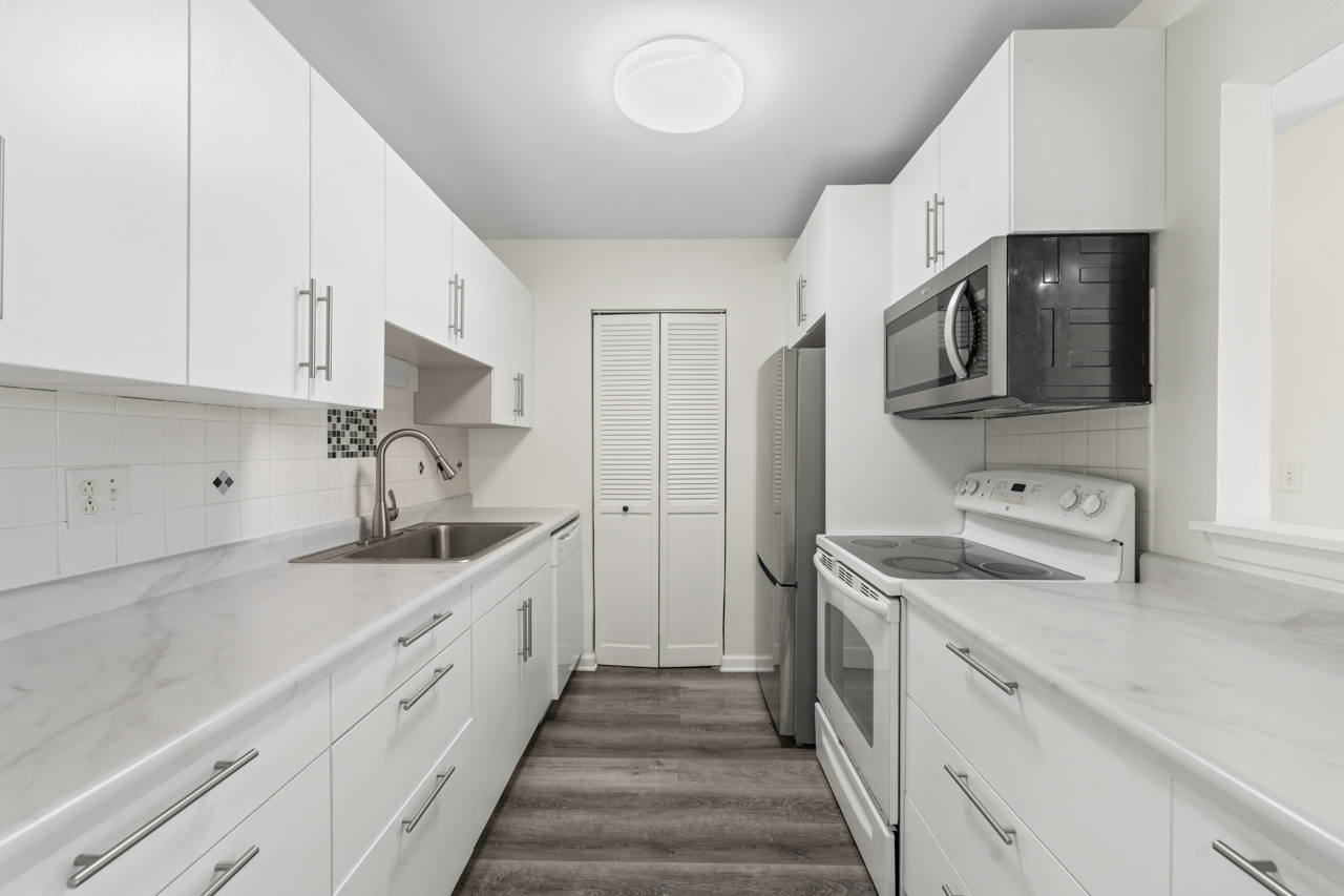 900 N Lakeside Drive #1A, Vernon Hills, IL 60061