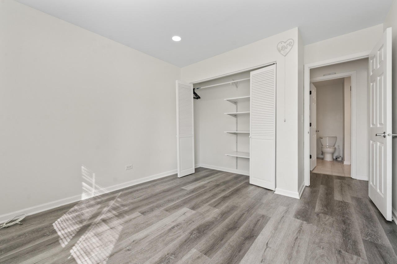 900 N Lakeside Drive #1A, Vernon Hills, IL 60061