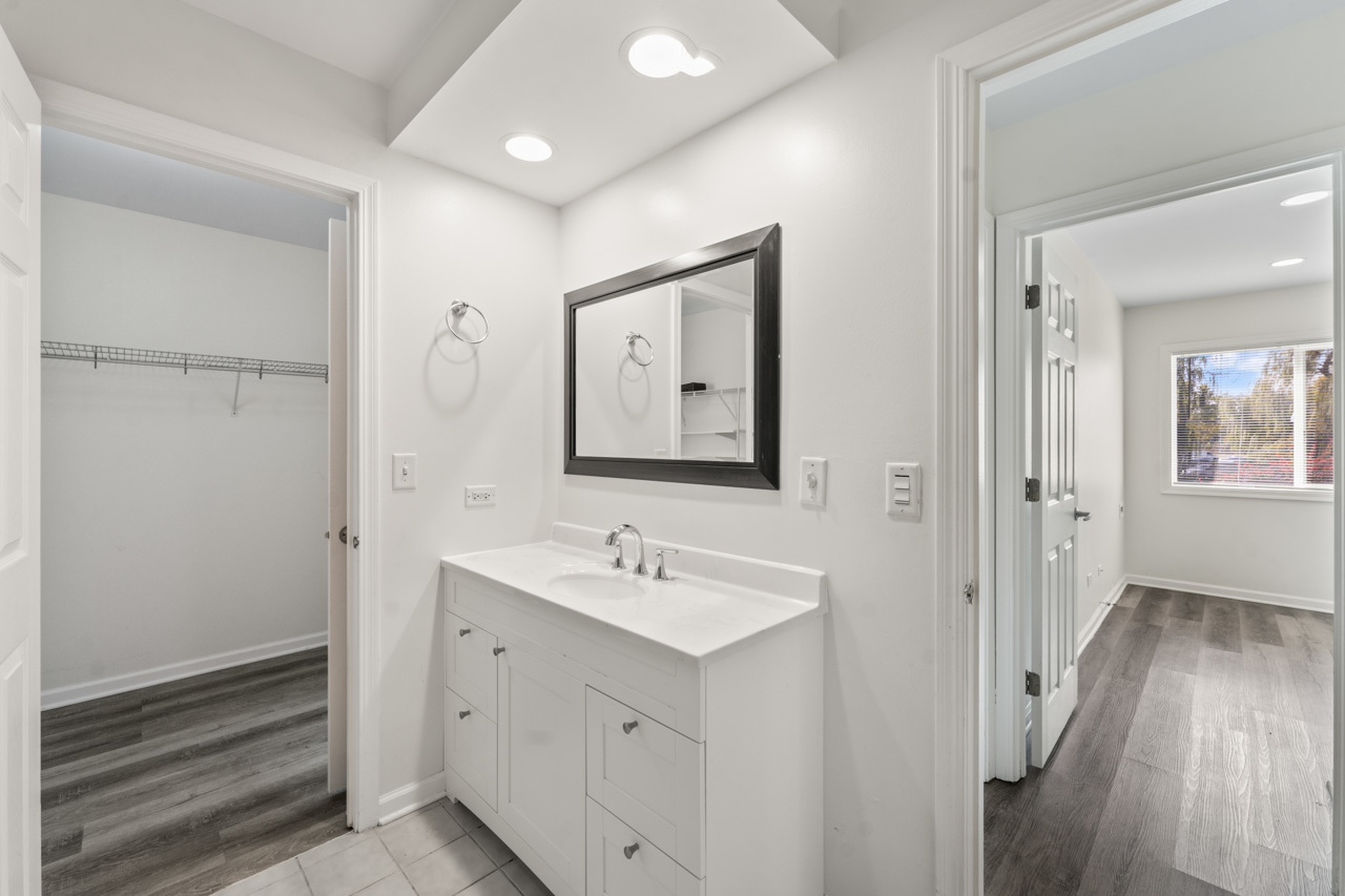 900 N Lakeside Drive #1A, Vernon Hills, IL 60061