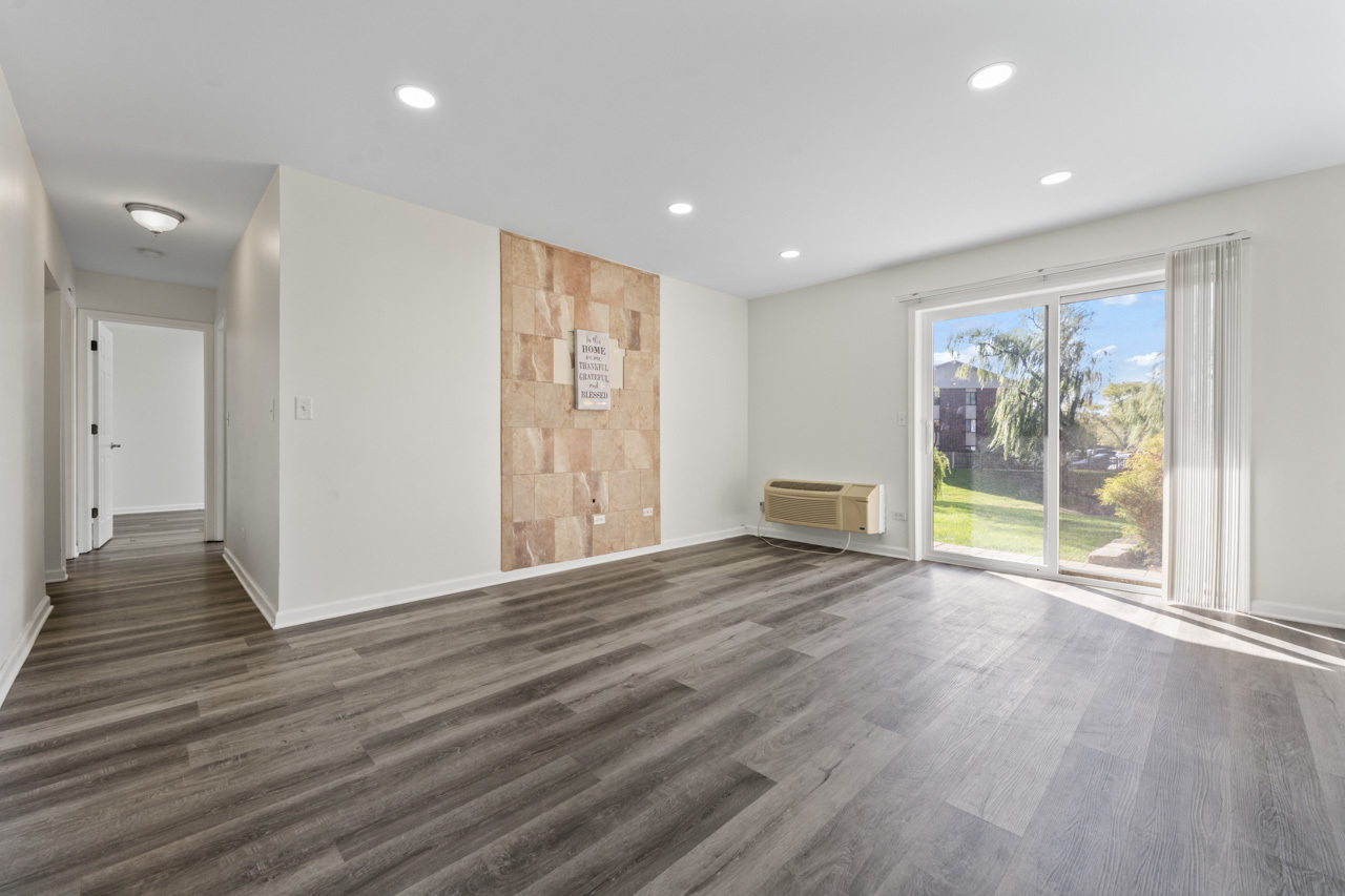 900 N Lakeside Drive #1A, Vernon Hills, IL 60061