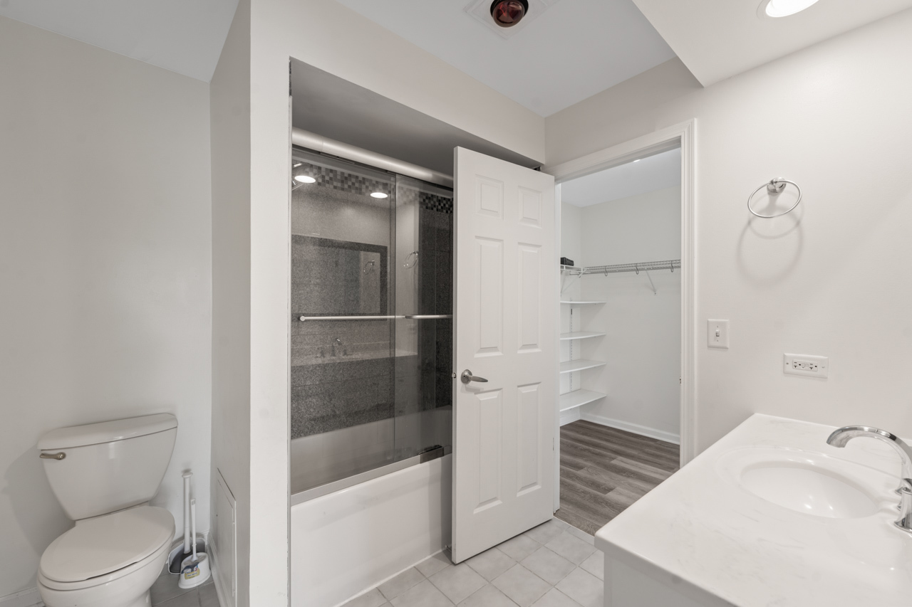 900 N Lakeside Drive #1A, Vernon Hills, IL 60061