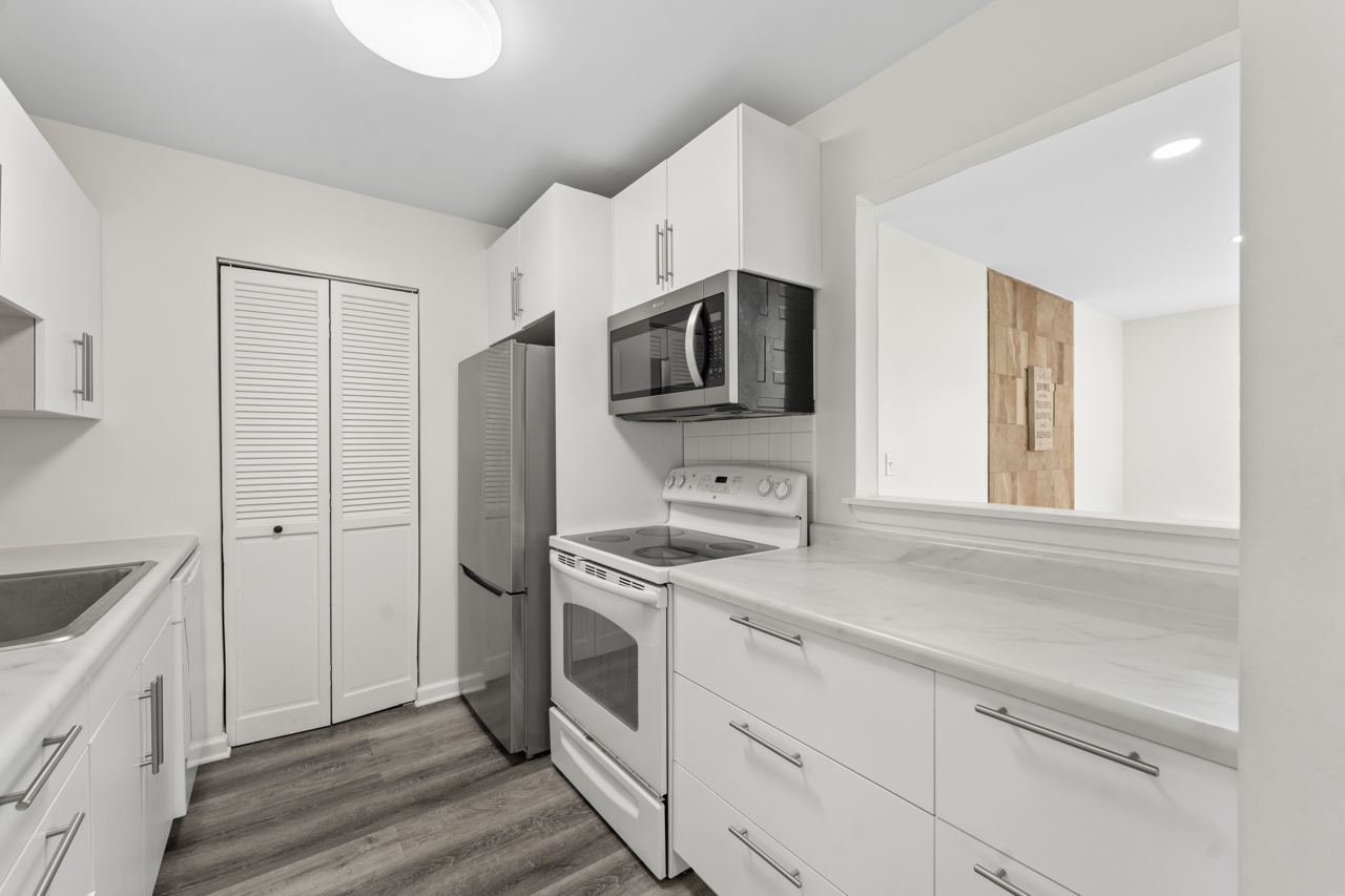 900 N Lakeside Drive #1A, Vernon Hills, IL 60061