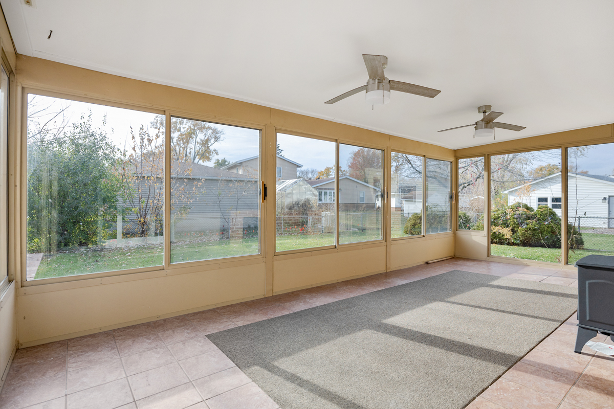 940 Victoria Lane, Elk Grove Village, IL 60007