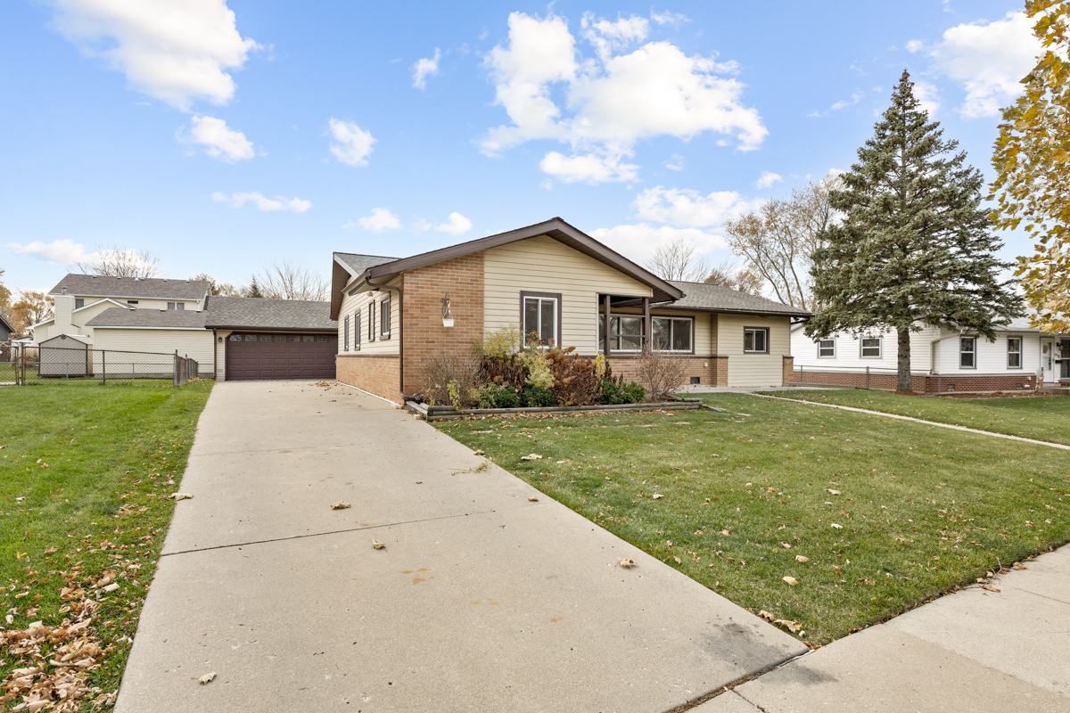 940 Victoria Lane, Elk Grove Village, IL 60007