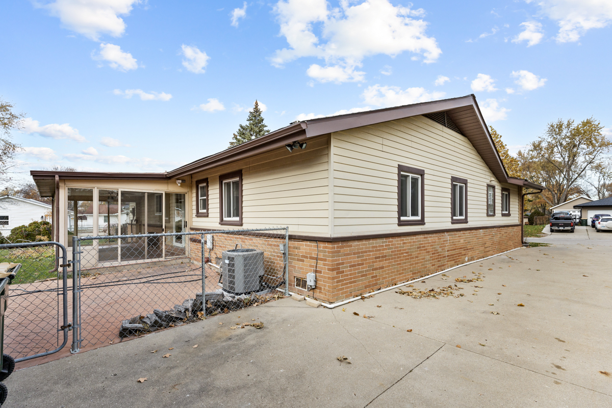 940 Victoria Lane, Elk Grove Village, IL 60007