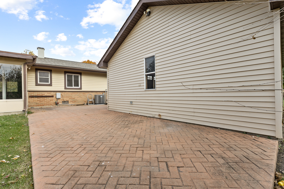 940 Victoria Lane, Elk Grove Village, IL 60007