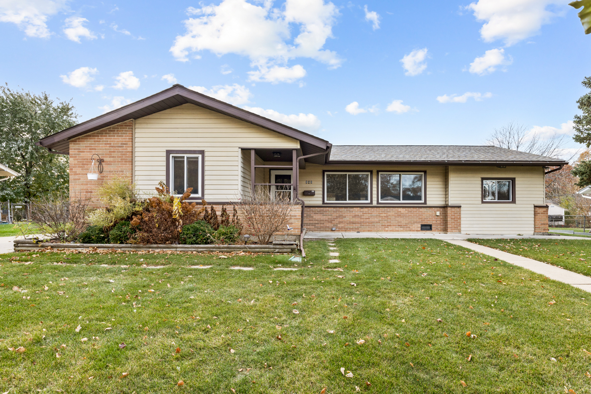 940 Victoria Lane, Elk Grove Village, IL 60007