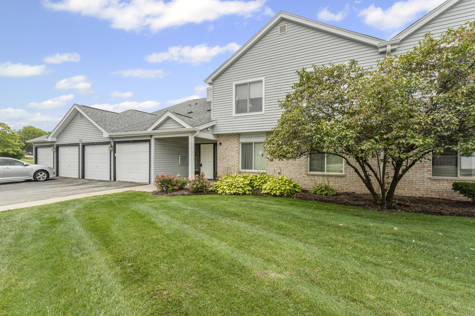7050 Brighton Court #204, Woodridge, IL 60517