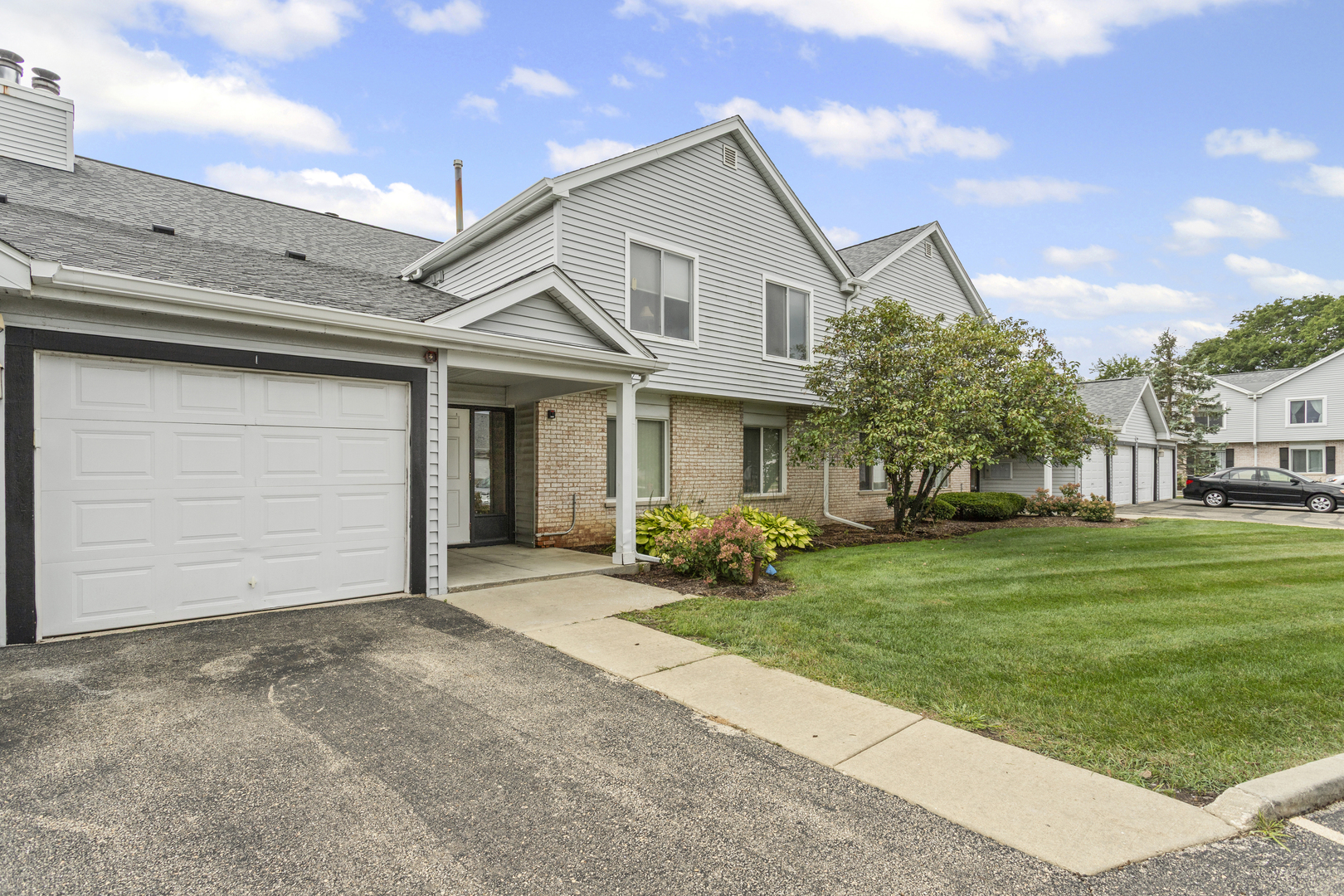 7050 Brighton Court #204, Woodridge, IL 60517