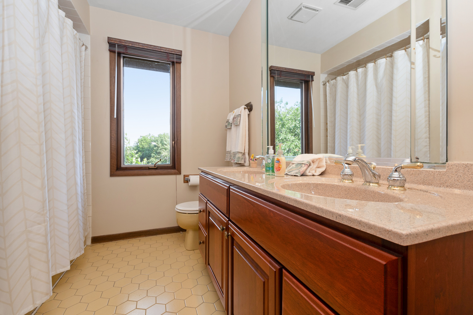 9940 S Wood Lane, Palos Hills, IL 60465