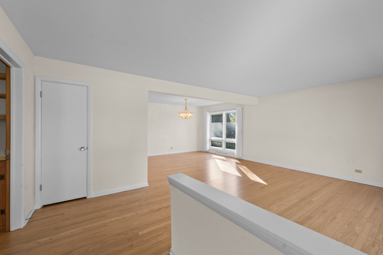 1437 E Emmerson Lane, Mount Prospect, IL 60056