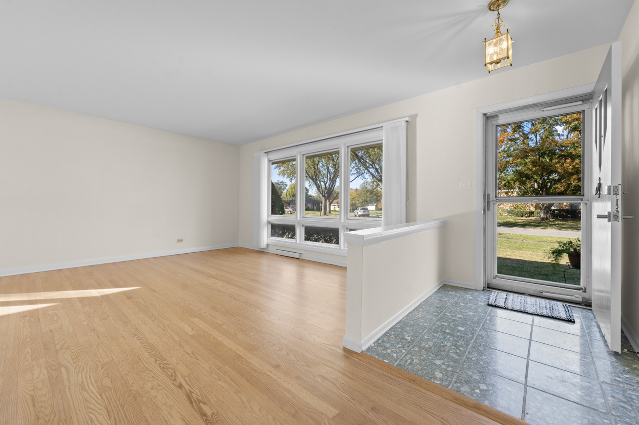 1437 E Emmerson Lane, Mount Prospect, IL 60056