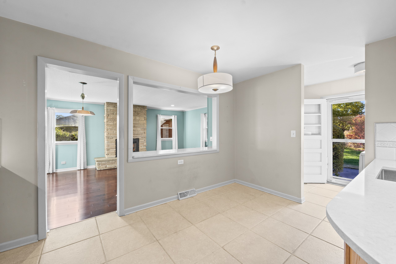 1437 E Emmerson Lane, Mount Prospect, IL 60056