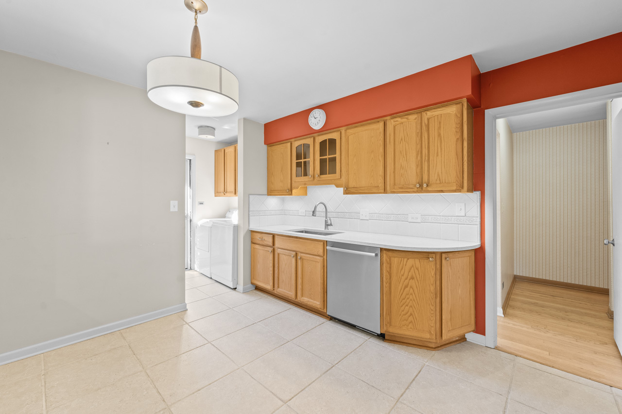 1437 E Emmerson Lane, Mount Prospect, IL 60056