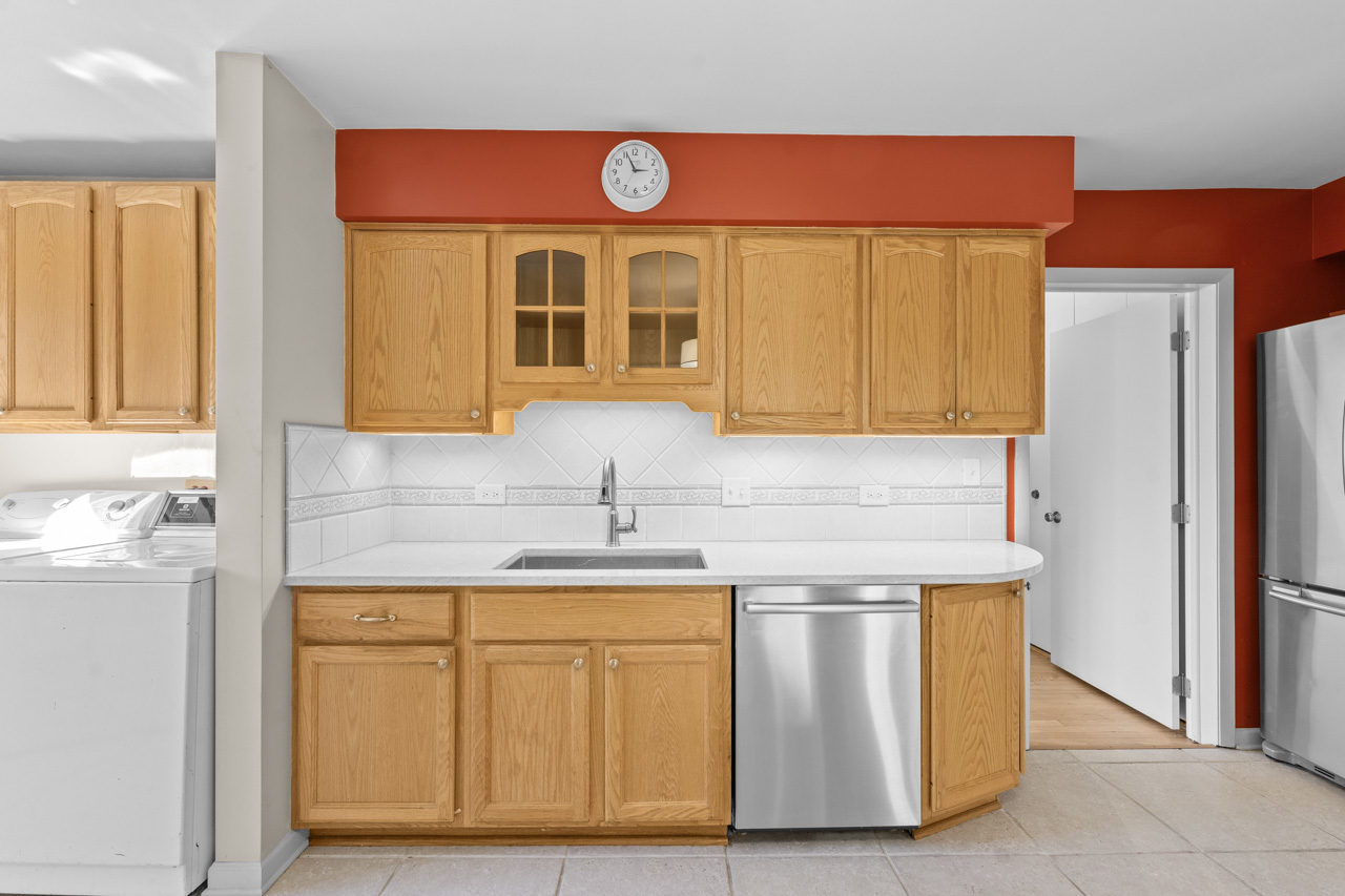 1437 E Emmerson Lane, Mount Prospect, IL 60056