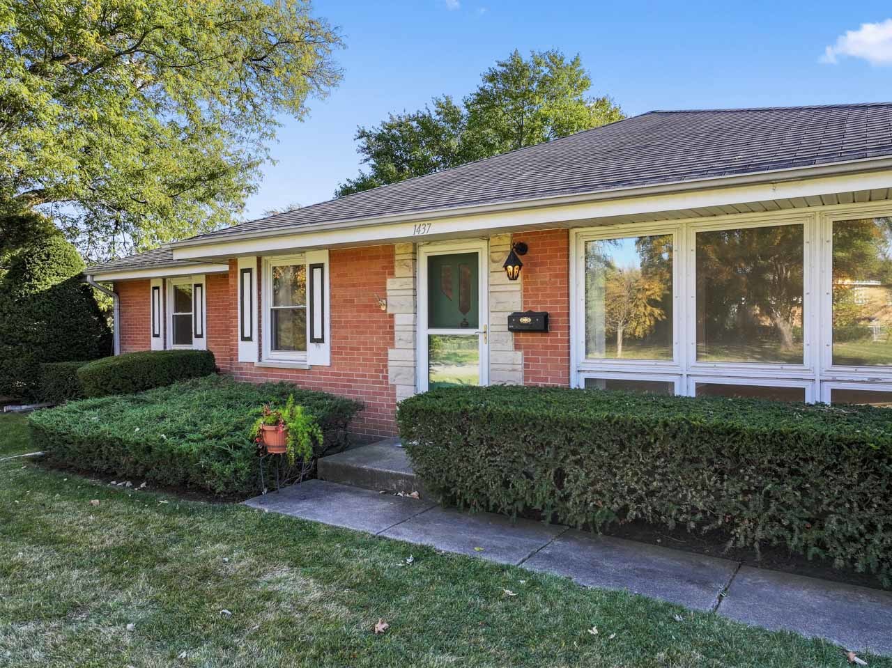 1437 E Emmerson Lane, Mount Prospect, IL 60056