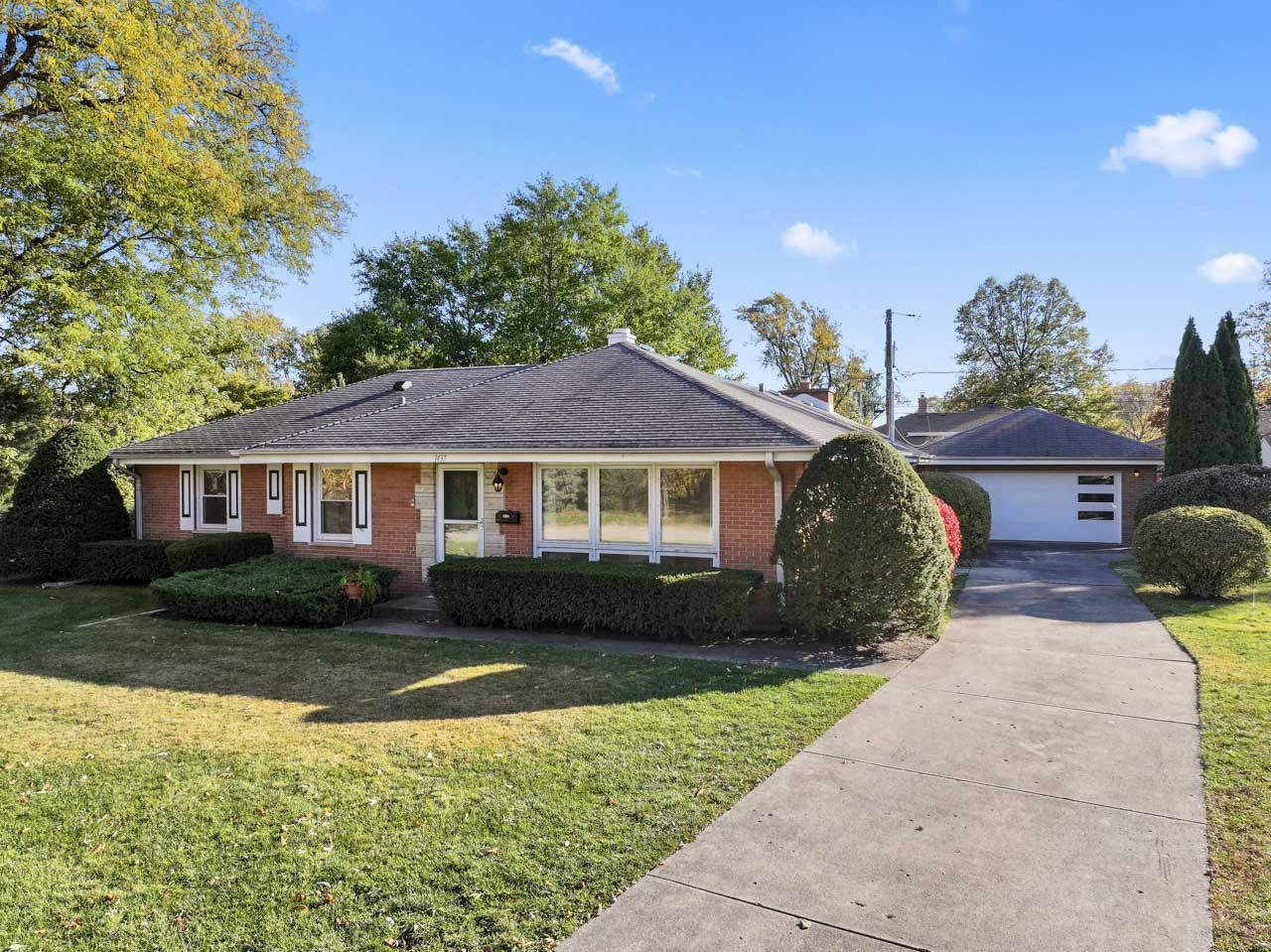 1437 E Emmerson Lane, Mount Prospect, IL 60056