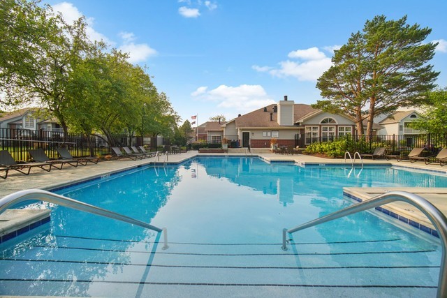 20 Sterling Circle #103, Wheaton, IL 60189