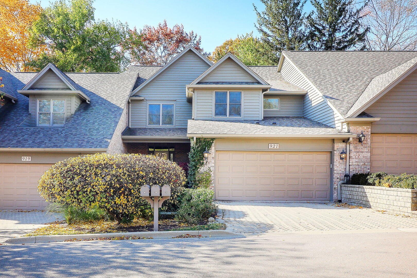 921 Oak Crest Lane, St. Charles, IL 60175