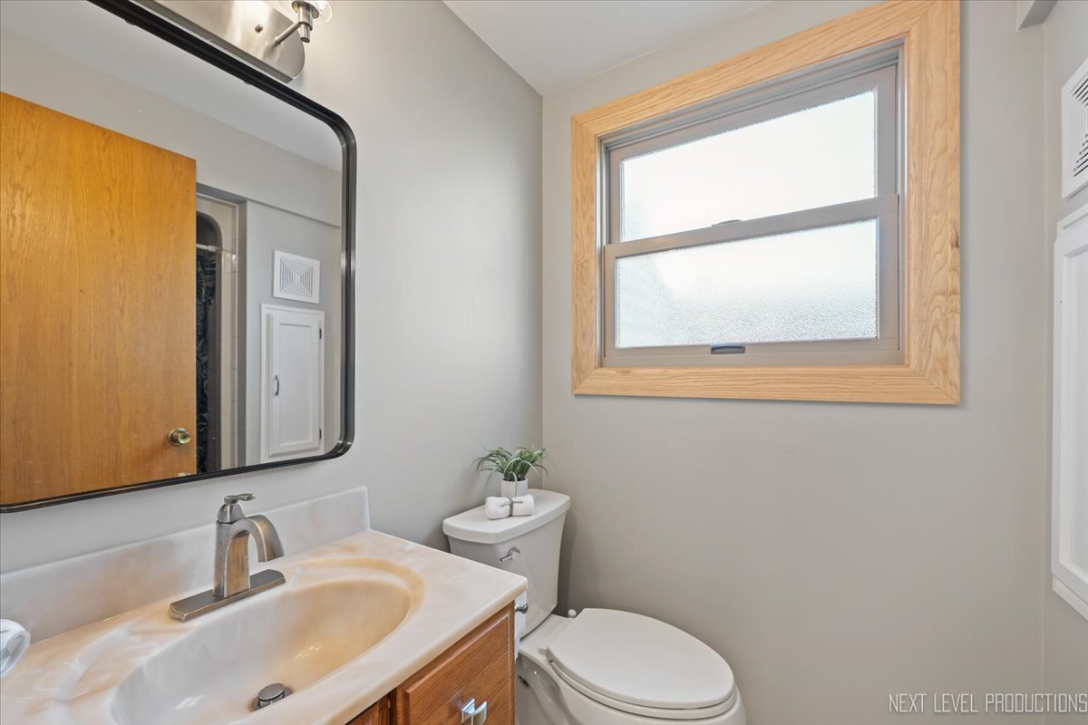 3011 Scenicwood Lane, Woodridge, IL 60517