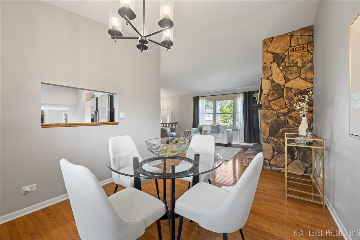 3011 Scenicwood Lane, Woodridge, IL 60517