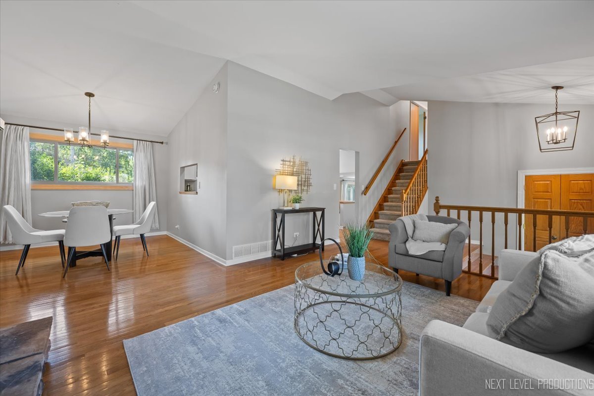 3011 Scenicwood Lane, Woodridge, IL 60517