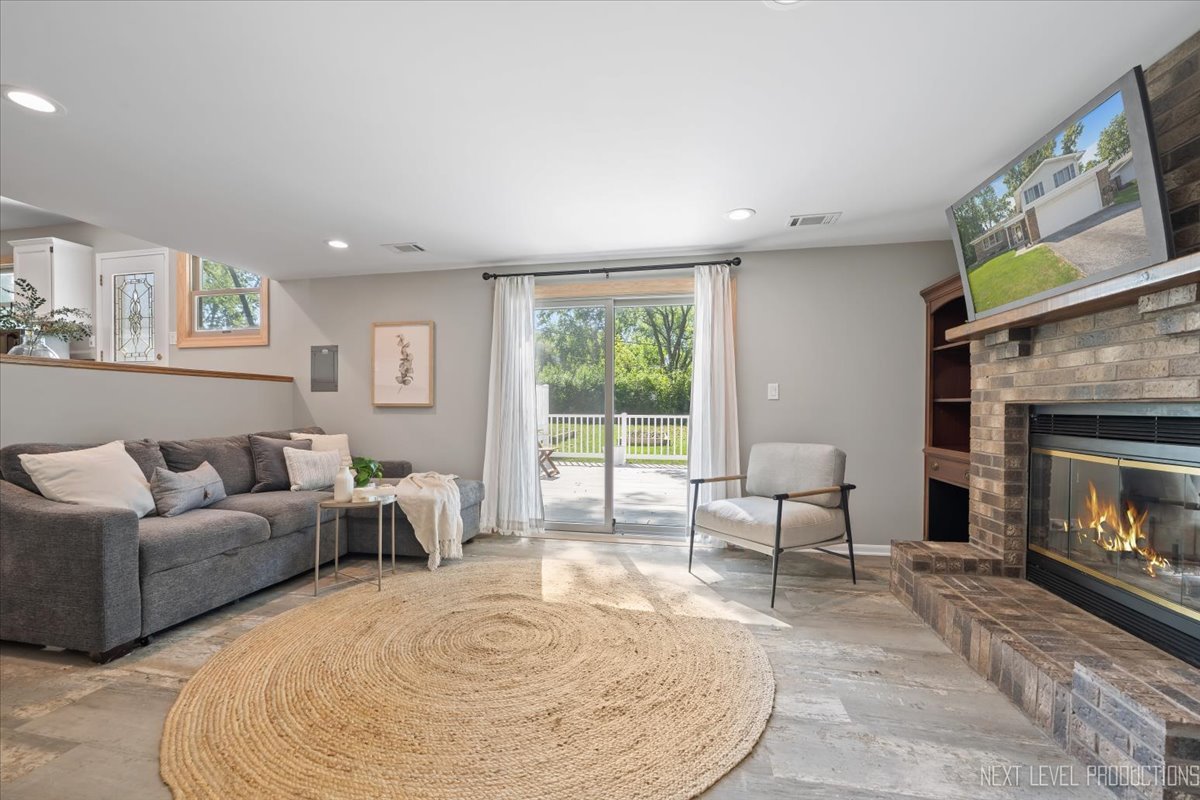 3011 Scenicwood Lane, Woodridge, IL 60517