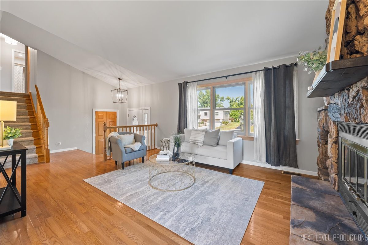 3011 Scenicwood Lane, Woodridge, IL 60517