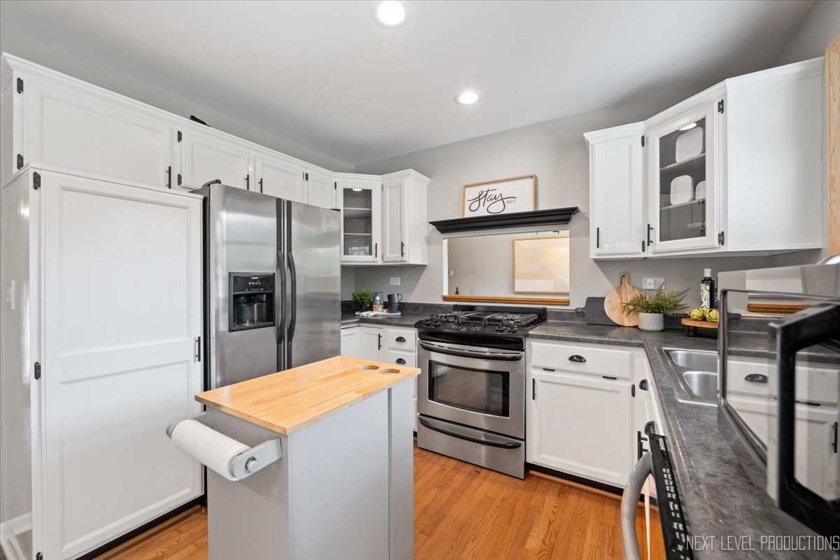 3011 Scenicwood Lane, Woodridge, IL 60517