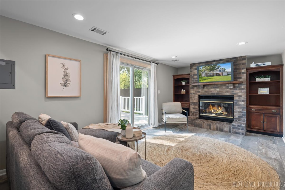 3011 Scenicwood Lane, Woodridge, IL 60517