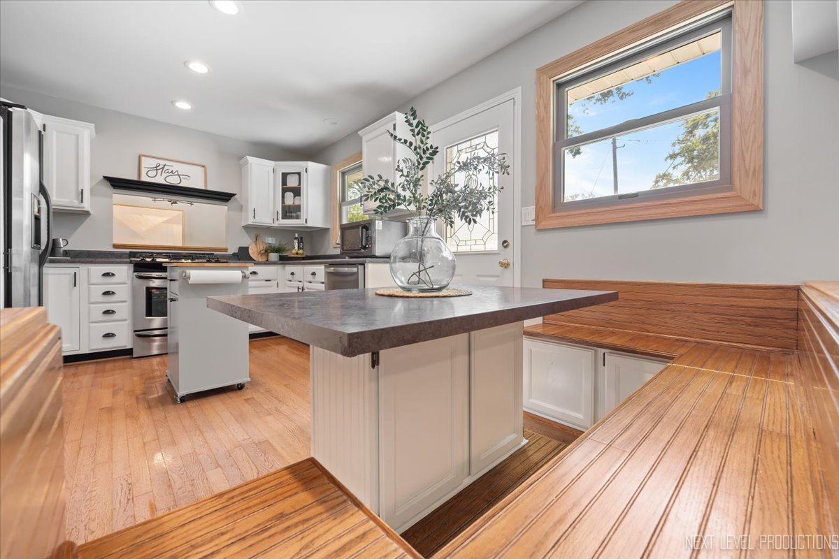 3011 Scenicwood Lane, Woodridge, IL 60517