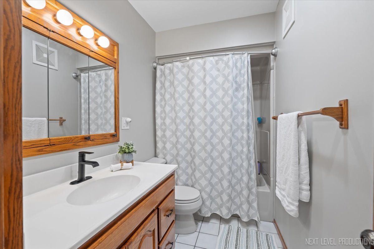 3011 Scenicwood Lane, Woodridge, IL 60517