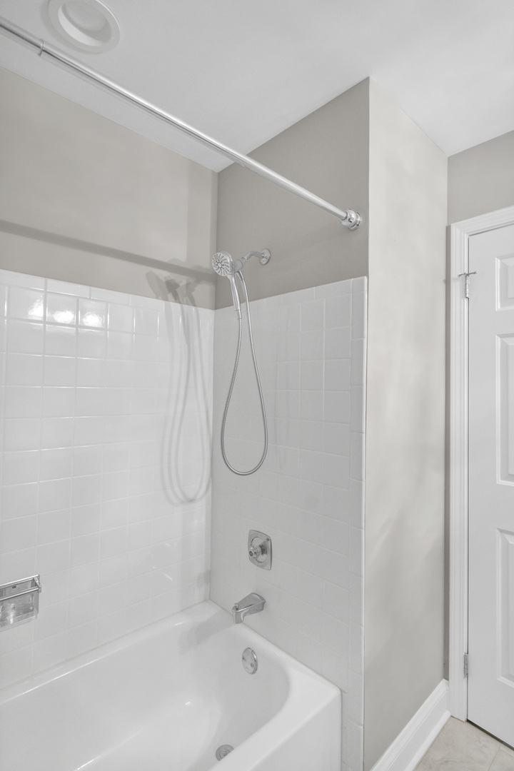 1256 Plum Tree Court #D1, Schaumburg, IL 60193