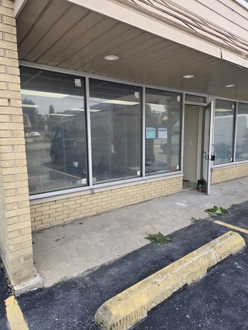 8801 S Roberts Road, Hickory Hills, IL 60457