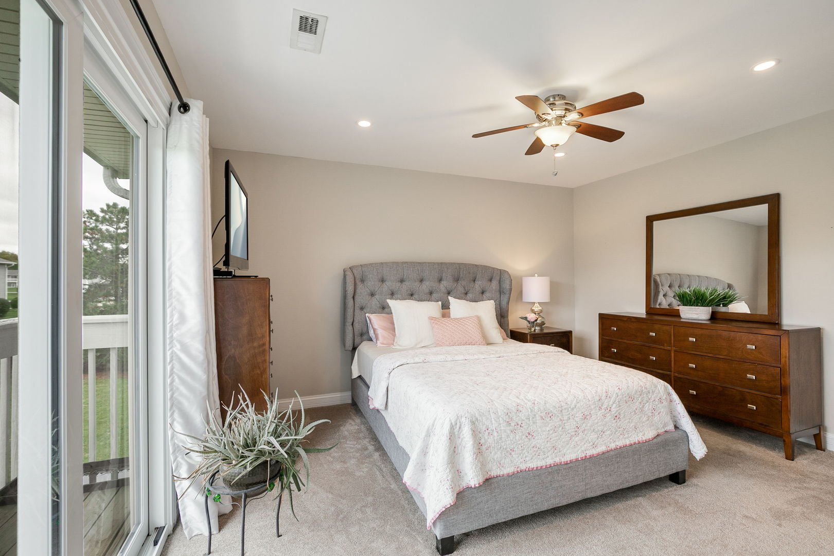 17438 W Walnut Lane, Gurnee, IL 60031